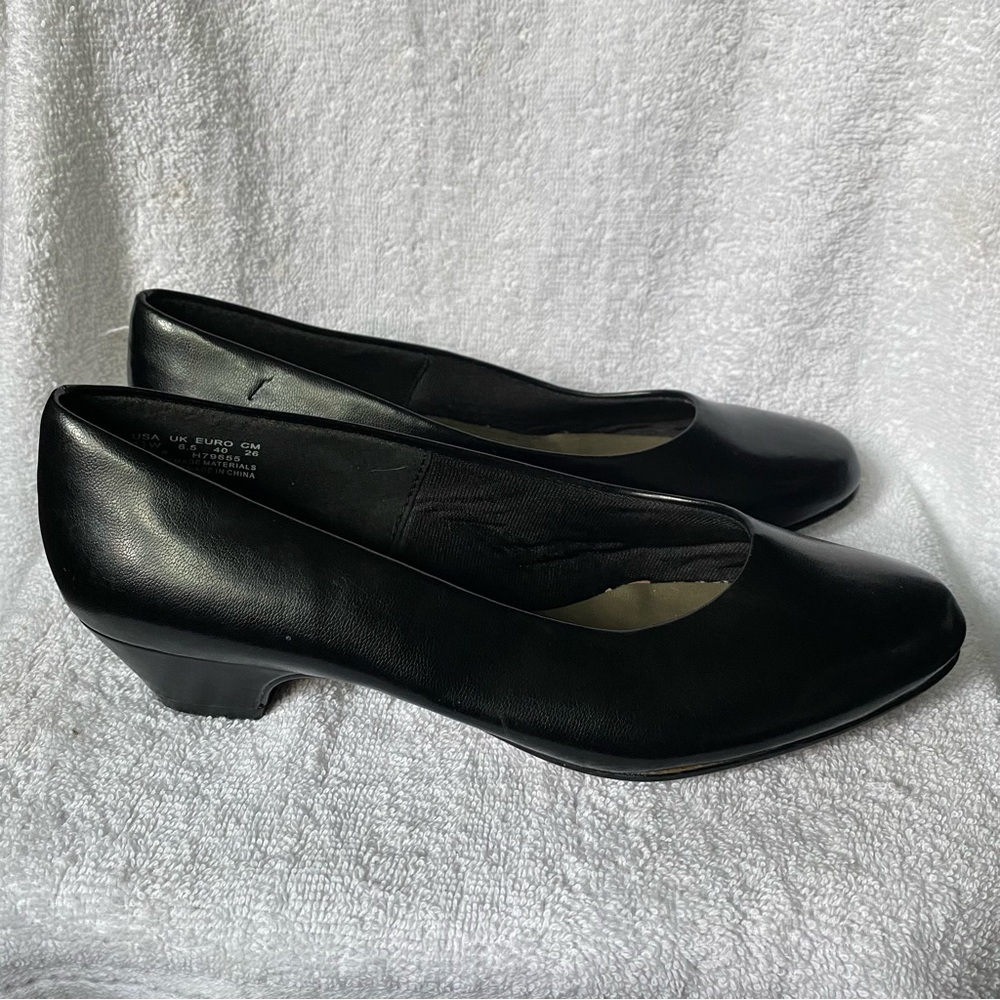 Soft Style Shoes Size 8.5W Women’s‎ Black Slip On